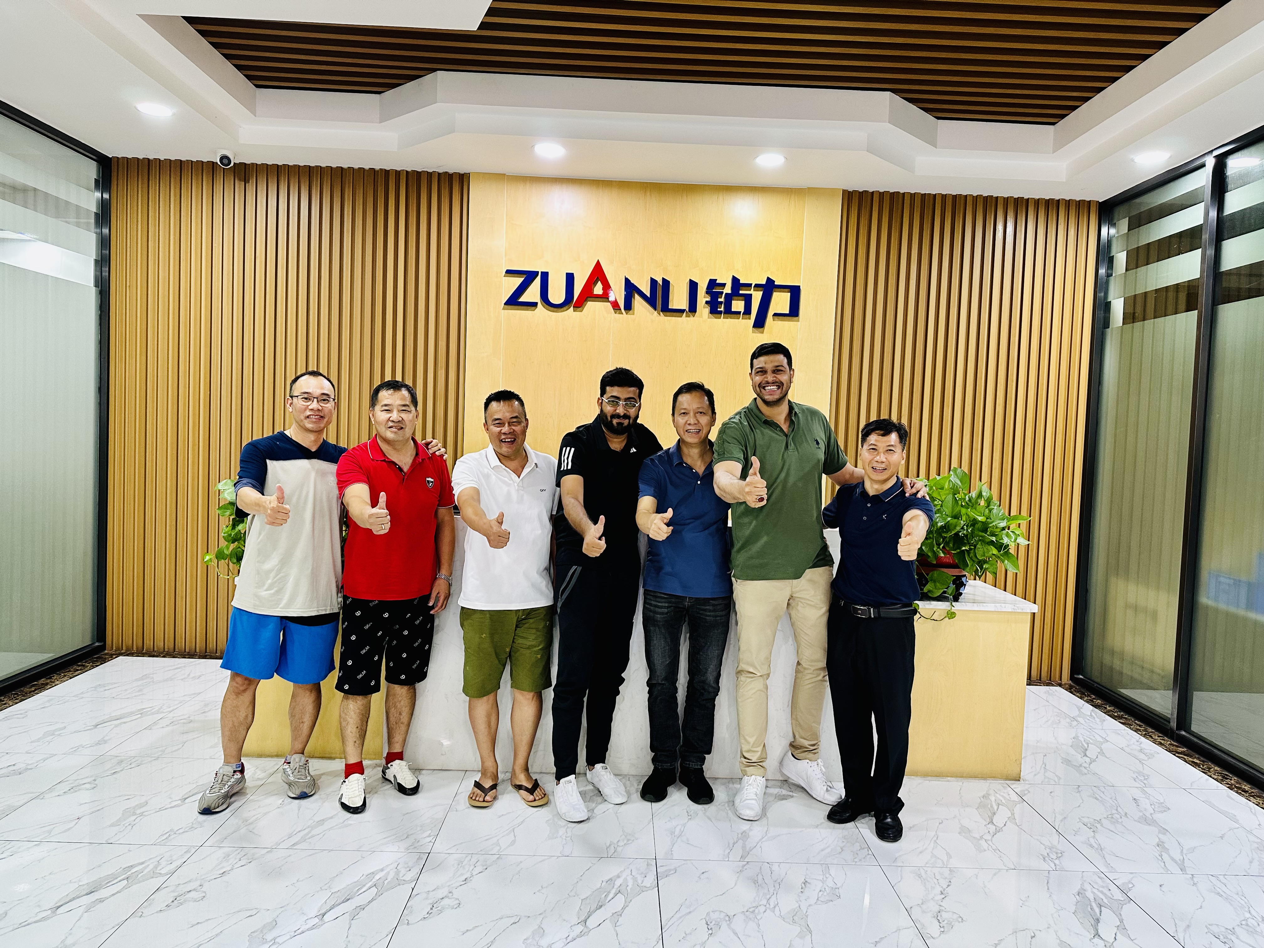 Đại lý bơm Ro Booster đến và ghé thăm Công ty Zuani.