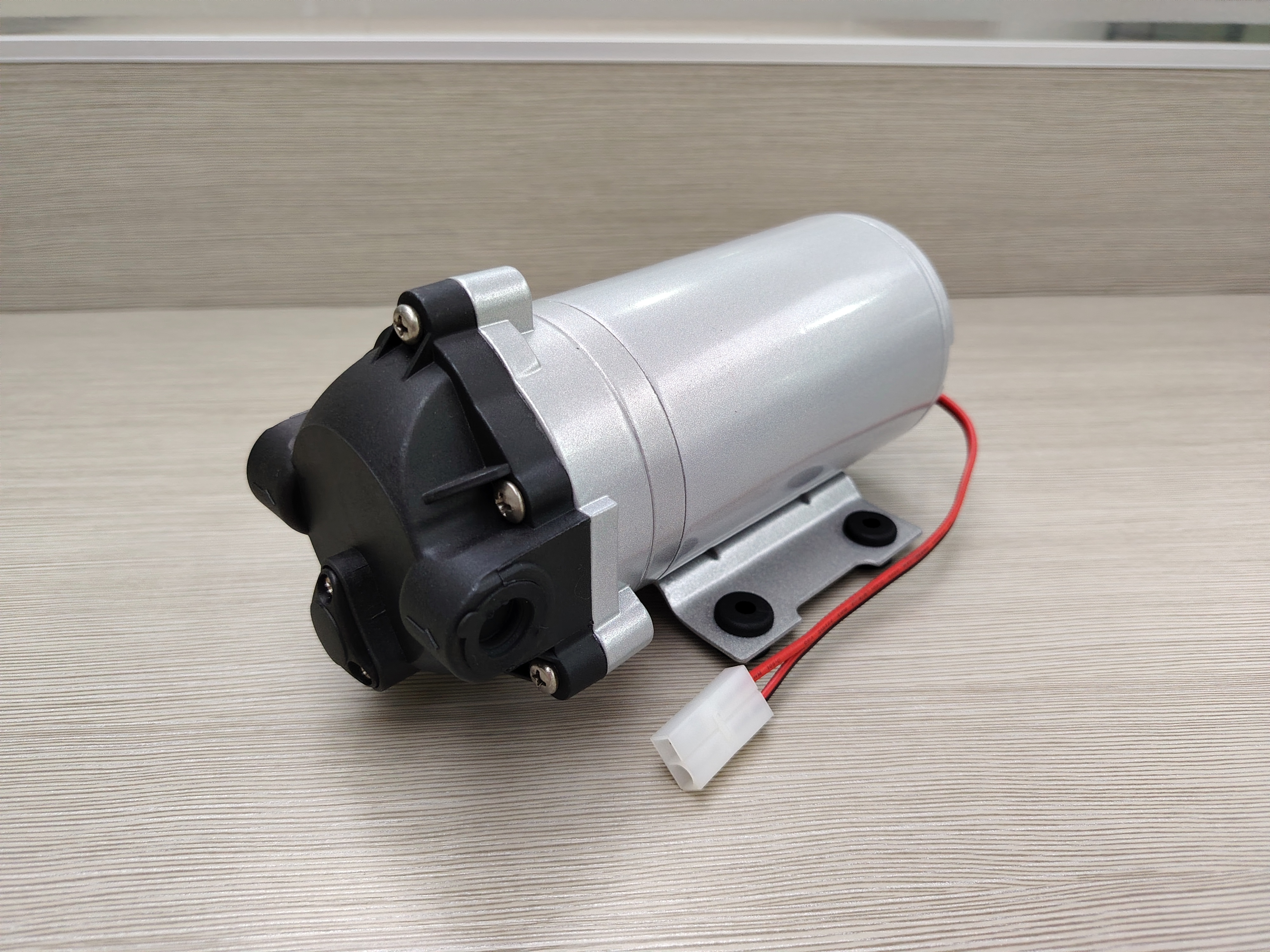 Bơm tăng cường Zuanli Ro cho máy lọc nước.