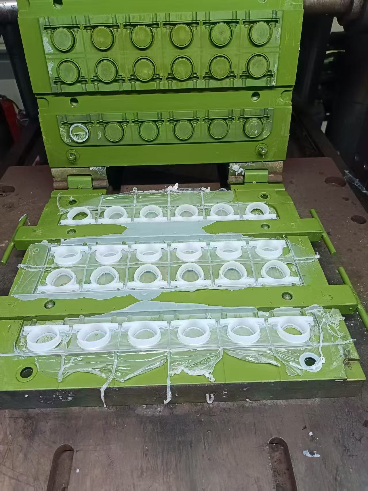 Giải pháp cao su và silicon được chế tạo chính xác: đúc tùy chỉnh cho nhu cầu độc đáo của bạn
