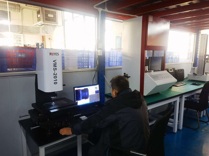 Máy đo hình ảnh quang học, được trang bị hệ thống phần mềm đo lường và điều khiển chính xác, cho phép chúng tôi sản xuất các bộ phận cao su với kích thước chính xác hơn.