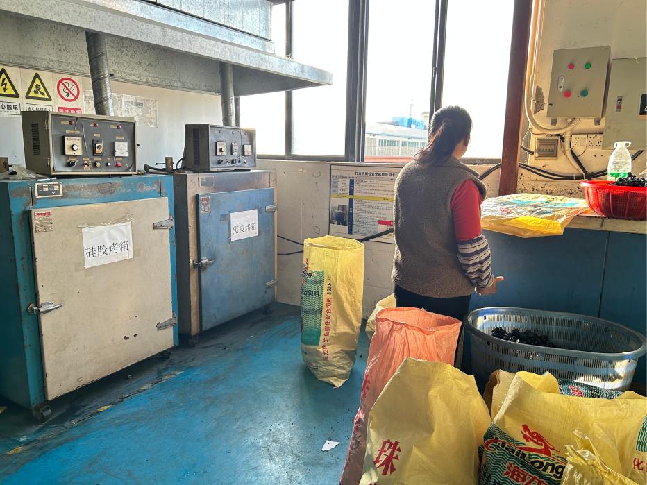 chúng tôi đang sản xuất các loại bộ phận cao su khác nhau.